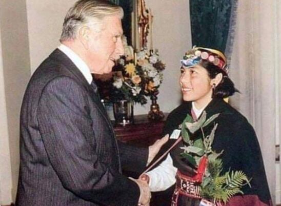 Elisa Loncón desmintió ser la joven mapuche de la foto con Pinochet