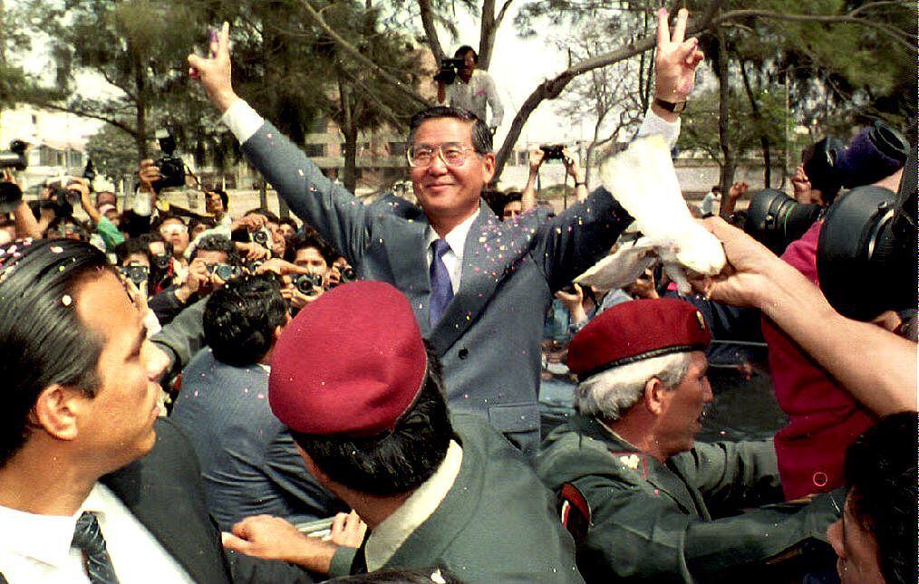 Alberto Fujimori celebra el triunfo para modificar la constitución del Perú