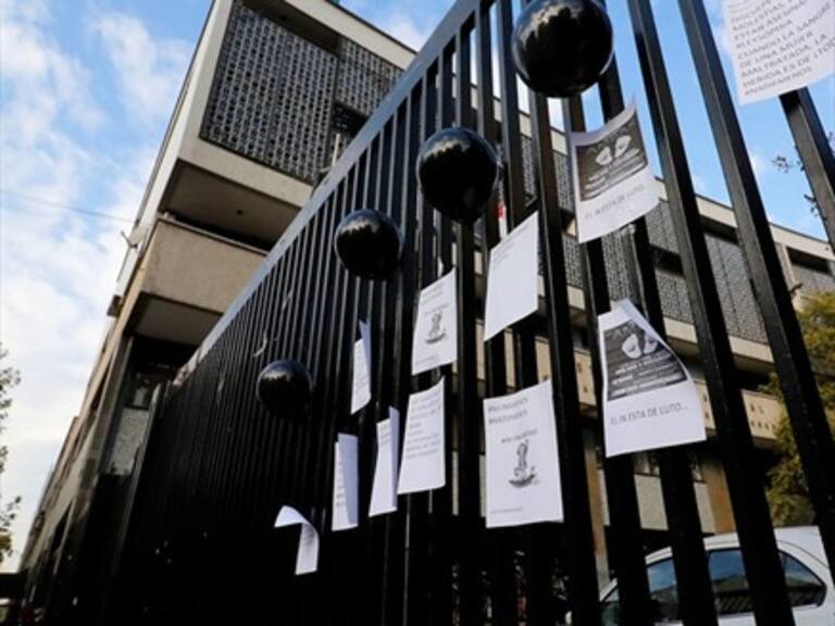 Carabineros irrumpe en patio del Instituto Nacional en medio de desórdenes