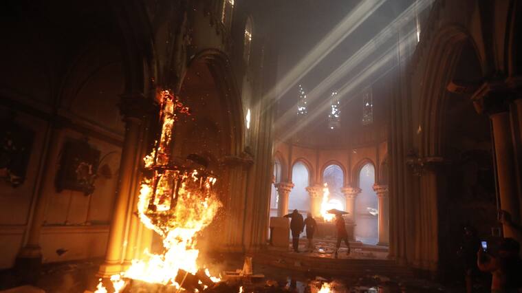 Incendio iglesia de Carabineros: Uno de los detenidos sería miembro de La Armada