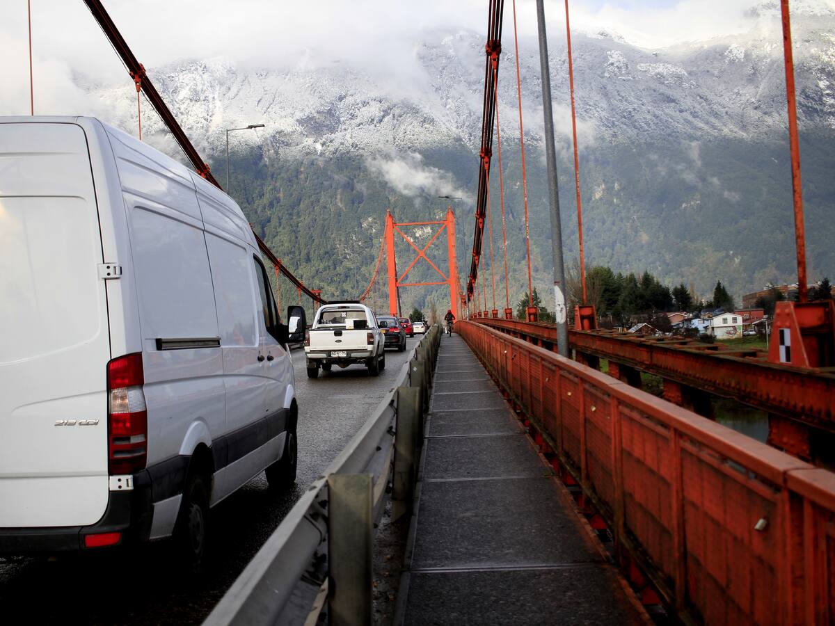 Emergencia en puente de Aysén: equipos de rescate auxilian a mujer que tenía intenciones de lanzarse al río