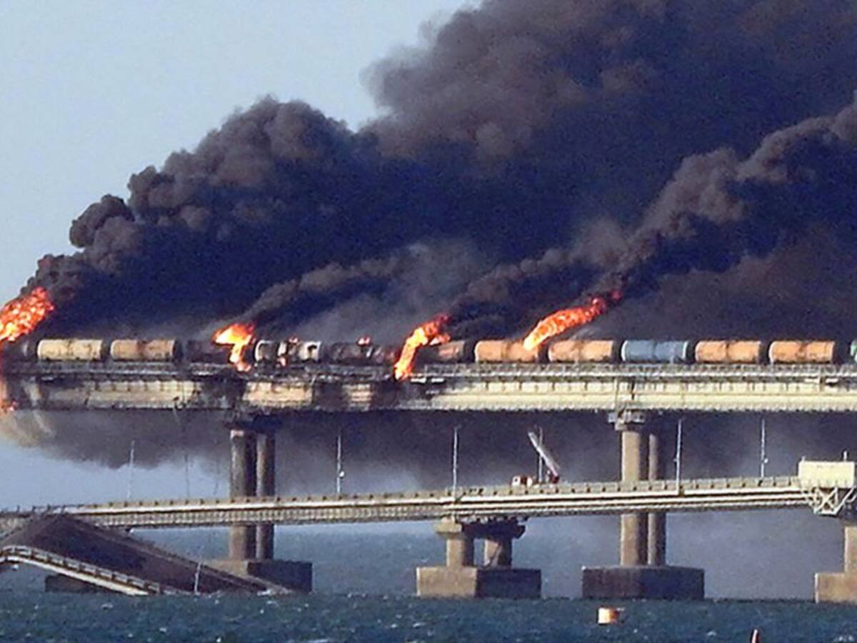 Incendian puente estratégico de Crimea: autoridades rusas apuntan a coche bomba