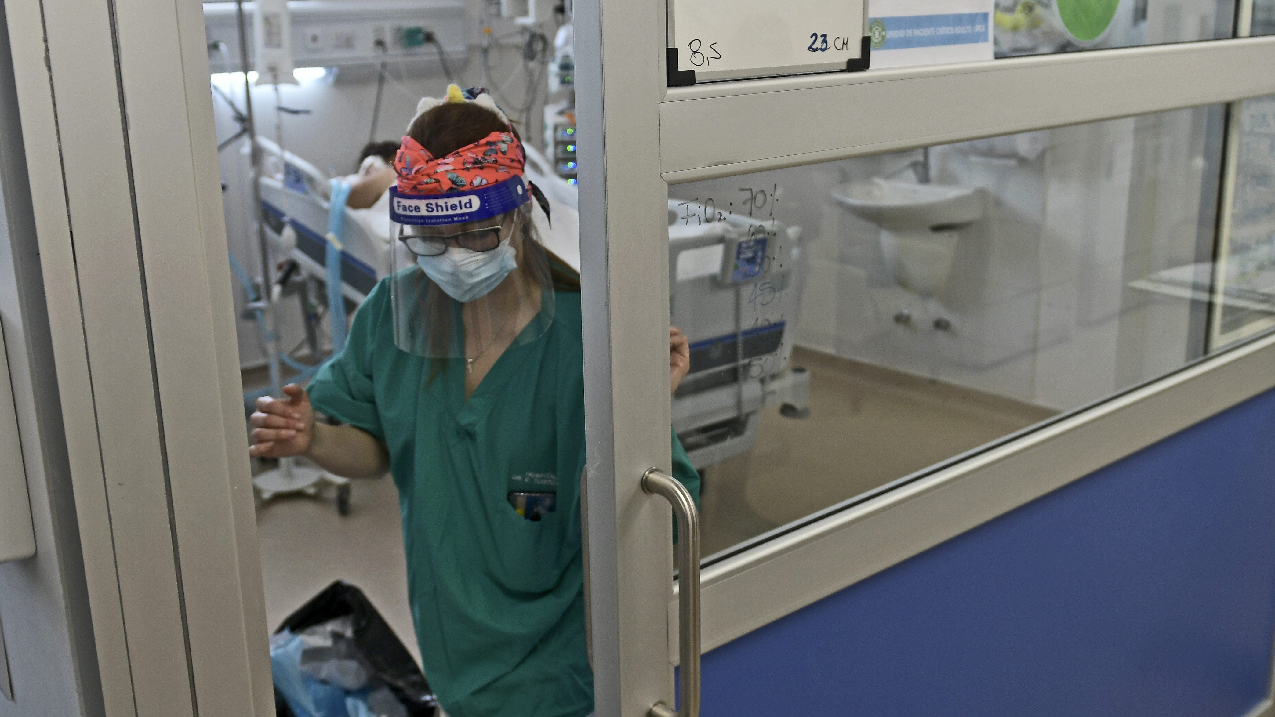 02 de Junio de 2021 / IQUIQUEEscasas camas disponibles poseen las UCI del Hospital Dr. Ernesto Torres de Iquique, ante el incremento de contagios que se han registrado los últimos días.
En la imagen, funcionaria se retira de una sala.
FOTO: CRISTIAN VIVERO BOORNES/AGENCIAUNO