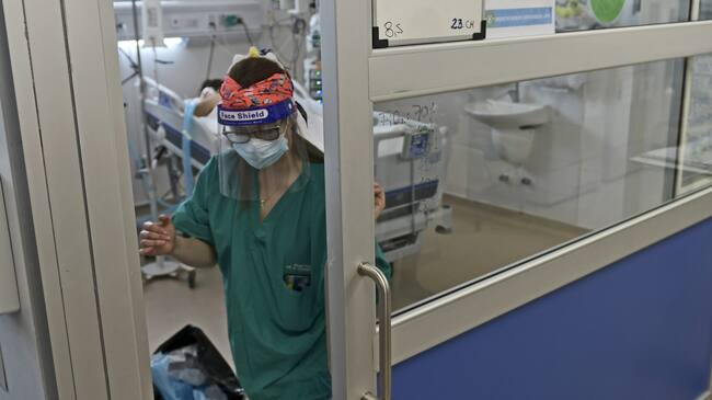 02 de Junio de 2021 / IQUIQUEEscasas camas disponibles poseen las UCI del Hospital Dr. Ernesto Torres de Iquique, ante el incremento de contagios que se han registrado los últimos días.
En la imagen, funcionaria se retira de una sala.
FOTO: CRISTIAN VIVERO BOORNES/AGENCIAUNO