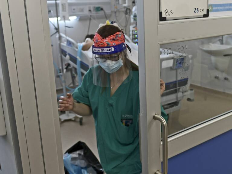 02 de Junio de 2021 / IQUIQUEEscasas camas disponibles poseen las UCI del Hospital Dr. Ernesto Torres de Iquique, ante el incremento de contagios que se han registrado los últimos días.
En la imagen, funcionaria se retira de una sala.
FOTO: CRISTIAN VIVERO BOORNES/AGENCIAUNO