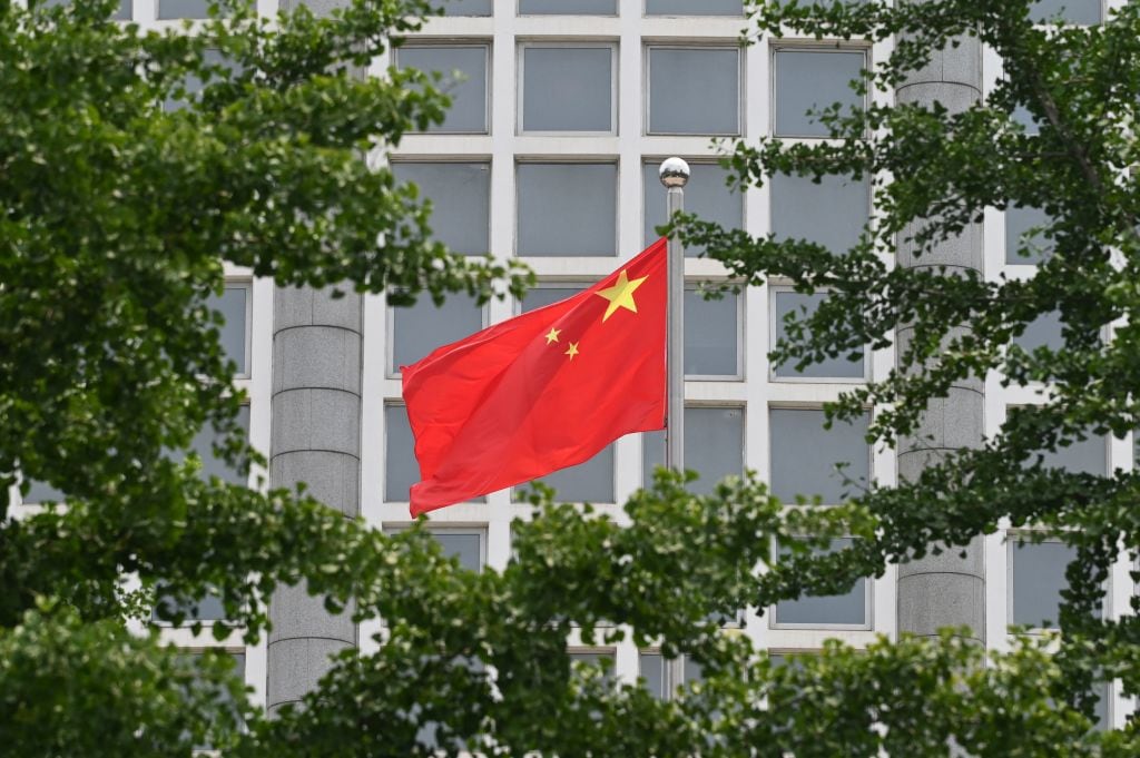 La bandera de China frente a una oficina de gobierno en la ciudad de Pekín