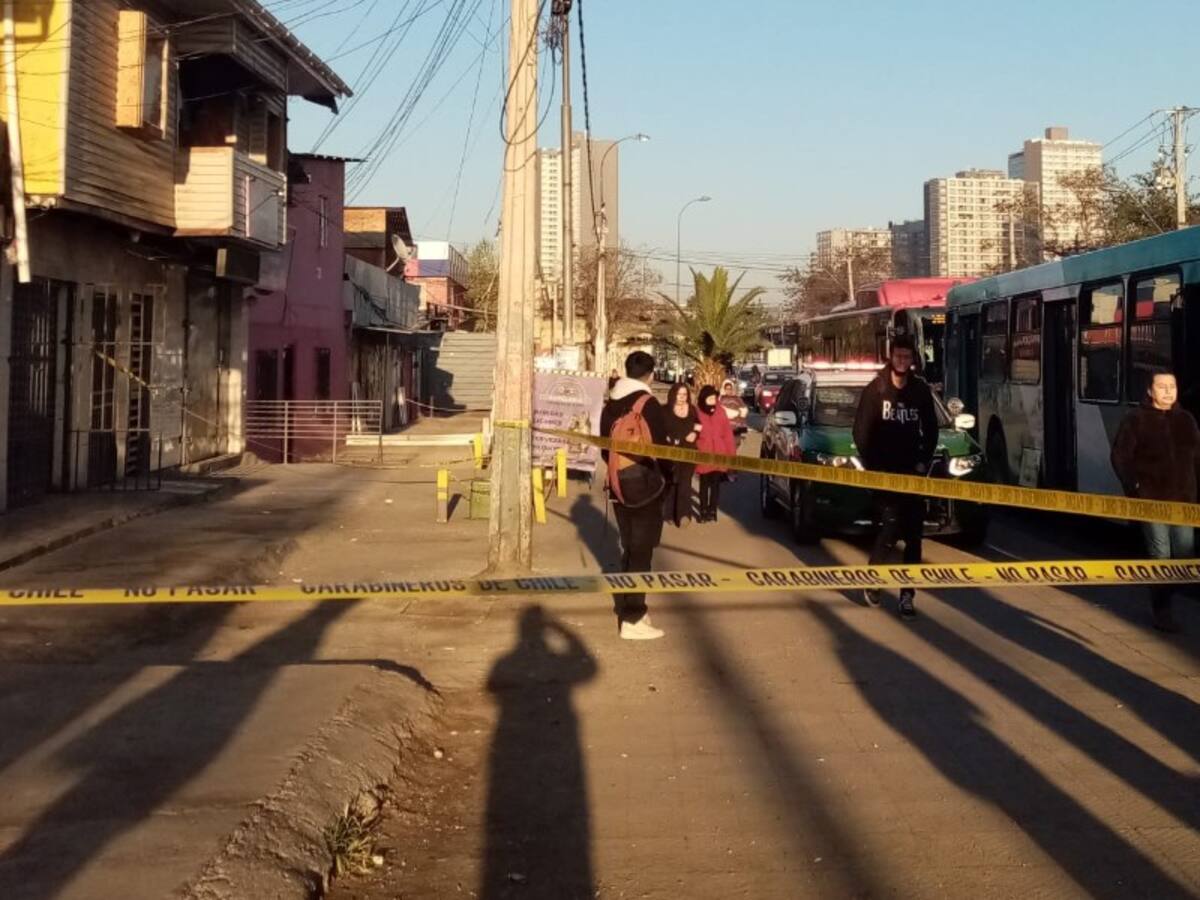 Turba golpea a hombre y lo deja en riesgo vital en Estación Central: Carabineros indaga lo ocurrido