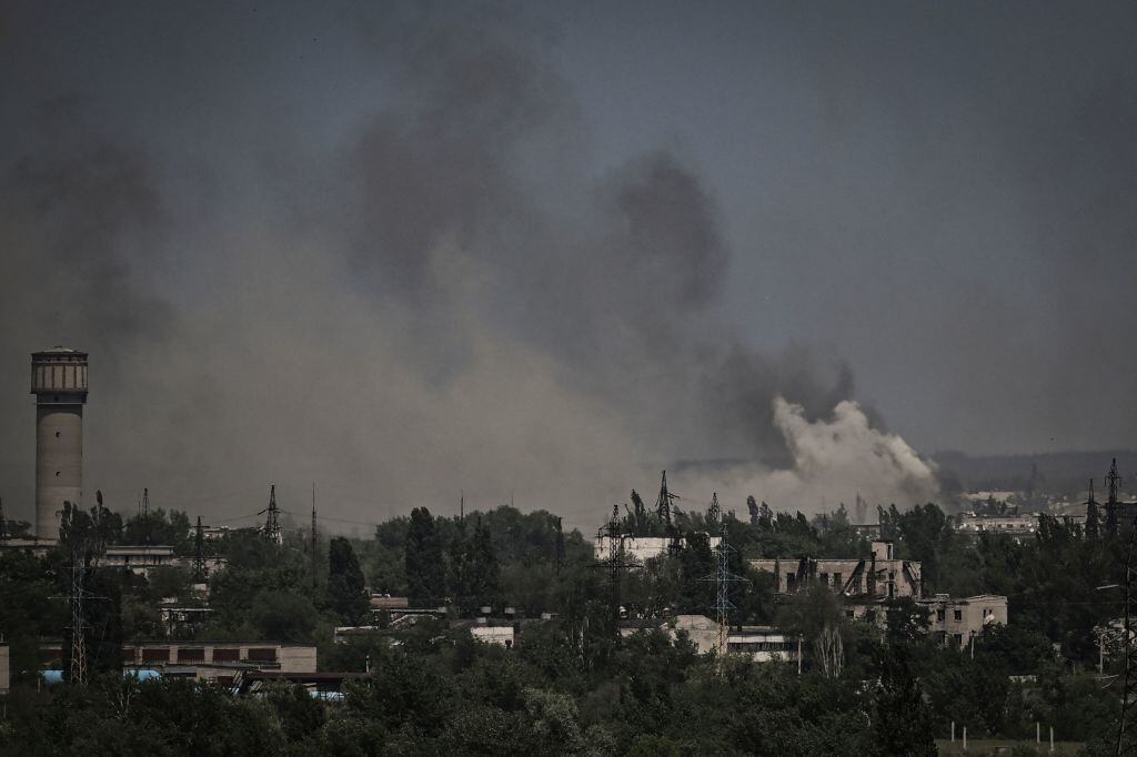 El humo se levanta luego de los bombardeos en Severodonetsk
