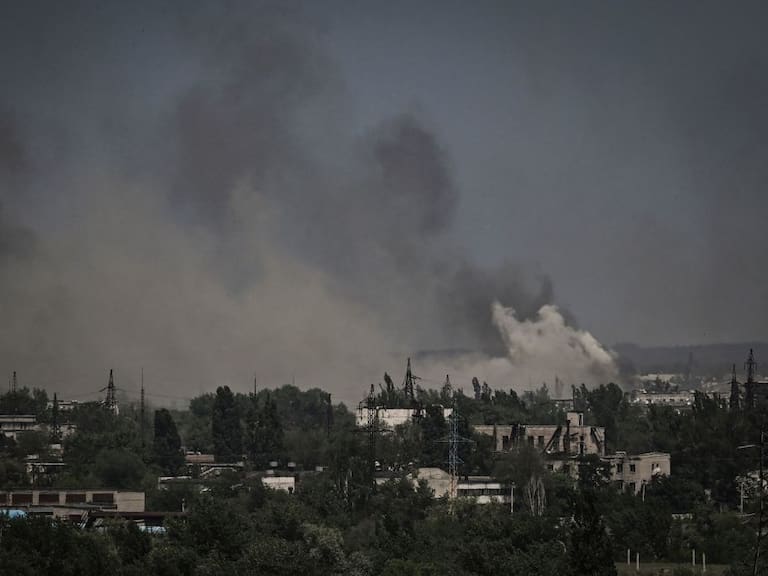 El humo se levanta luego de los bombardeos en Severodonetsk