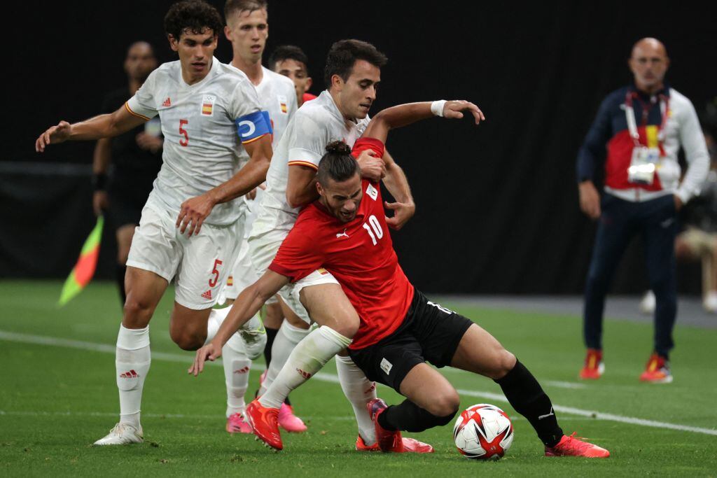 Ramadan Sobhi resiste la carga de un español en el partido jugado en Sapporo
