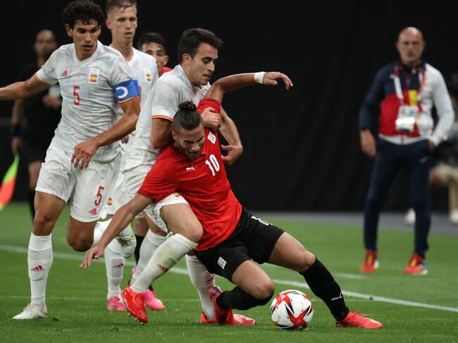 Ramadan Sobhi resiste la carga de un español en el partido jugado en Sapporo