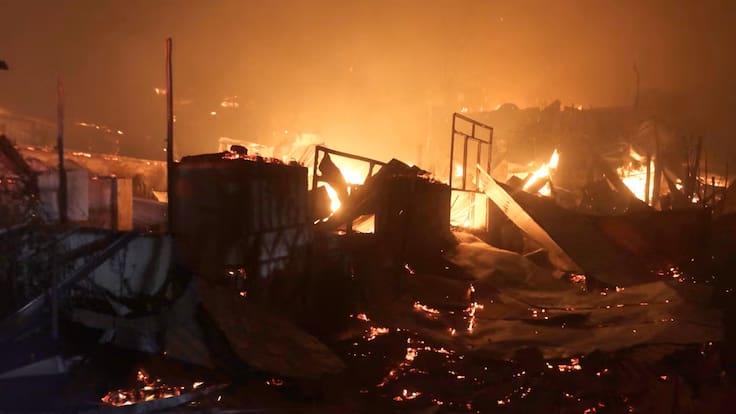 Incendio forestal devora Llico: “Es un peligro inminente para las casas”, alerta vecino