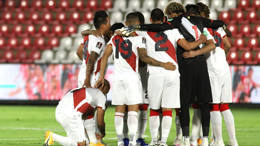 ASUNCION, PARAGUAY - OCTOBER 08: Players of Peru gather before a match between Paraguay and Peru as part of South American Qualifiers for Qatar 2022 at Estadio Defensores del Chaco on October 08, 2020 in Asuncion, Paraguay. (Photo by Luis Vera/Getty Images)