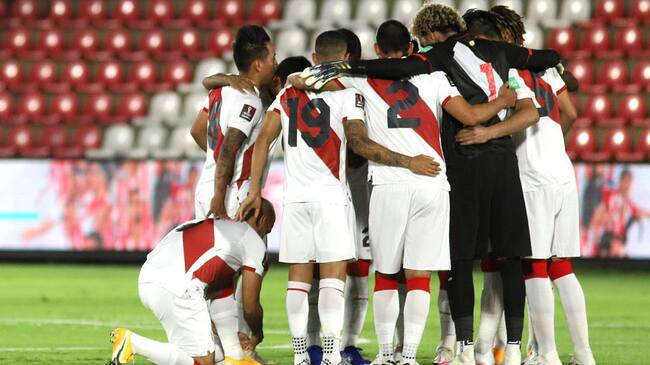 ASUNCION, PARAGUAY - OCTOBER 08: Players of Peru gather before a match between Paraguay and Peru as part of South American Qualifiers for Qatar 2022 at Estadio Defensores del Chaco on October 08, 2020 in Asuncion, Paraguay. (Photo by Luis Vera/Getty Images)