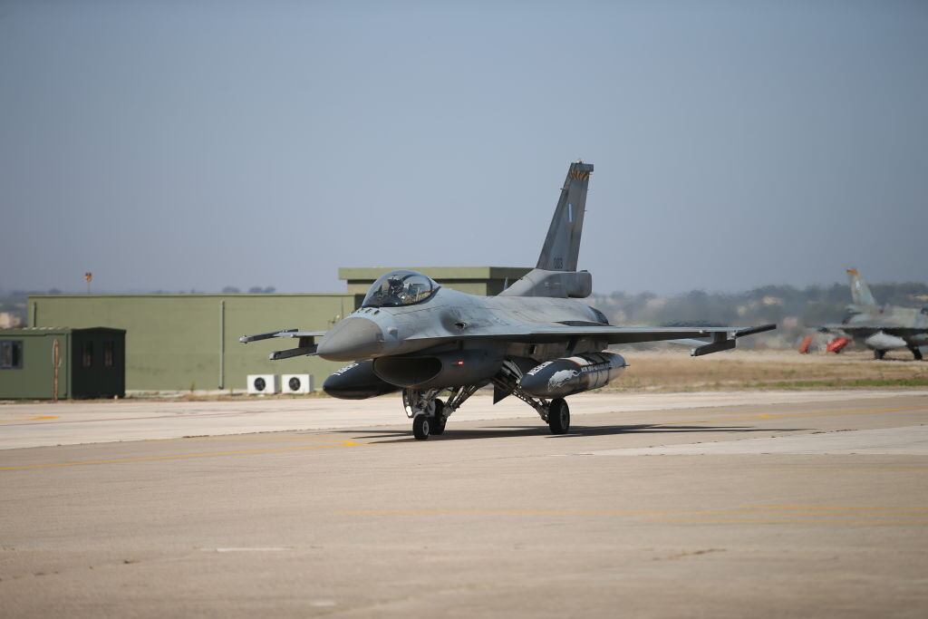 Un avión de combate, el caza F-16, que participa en un ejercicio militar de la OTAN. El aparato se desplaza por un aeropuerto en Italia.