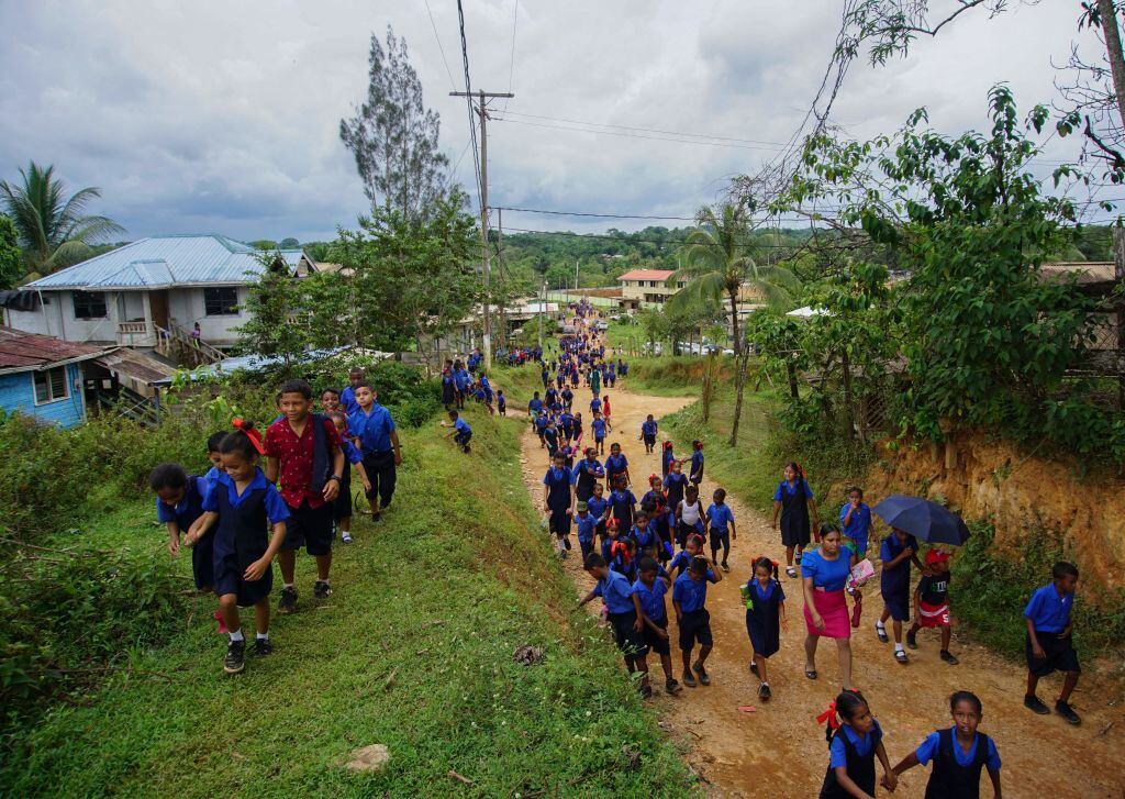 Niños salen del colegio en Puerto Kaituma, cerca del territorio de Esequibo