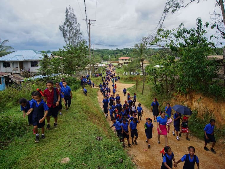 Niños salen del colegio en Puerto Kaituma, cerca del territorio de Esequibo