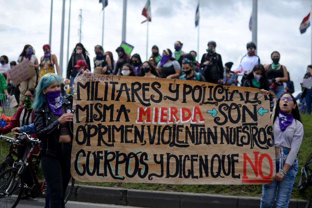 Organizaciones feministas protestan contra policías y militares tras el caso de violación de niñas y adolescentes indígenas en Colombia