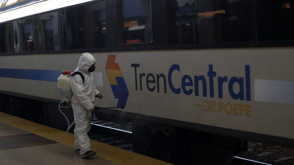 20 de Agosto de 2020/SANTIAGO Personal Sanitario realiza labores de desinfeccin, durante una visita inspectiva de las autoridades al tren Alameda Ð Chilln para conocer las medidas sanitarias que se implementarn a partir de este viernes, cuando reanude sus viajes. Dentro de ellas, se contemplan la sanitizacin de maletas y equipos de ozono que limpian el aire.
FOTO:Cristobal Escobar/Agencia UNO