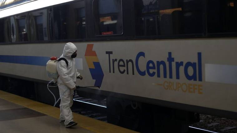 20 de Agosto de 2020/SANTIAGO Personal Sanitario realiza labores de desinfeccin, durante una visita inspectiva de las autoridades al tren Alameda Ð Chilln para conocer las medidas sanitarias que se implementarn a partir de este viernes, cuando reanude sus viajes. Dentro de ellas, se contemplan la sanitizacin de maletas y equipos de ozono que limpian el aire.
FOTO:Cristobal Escobar/Agencia UNO