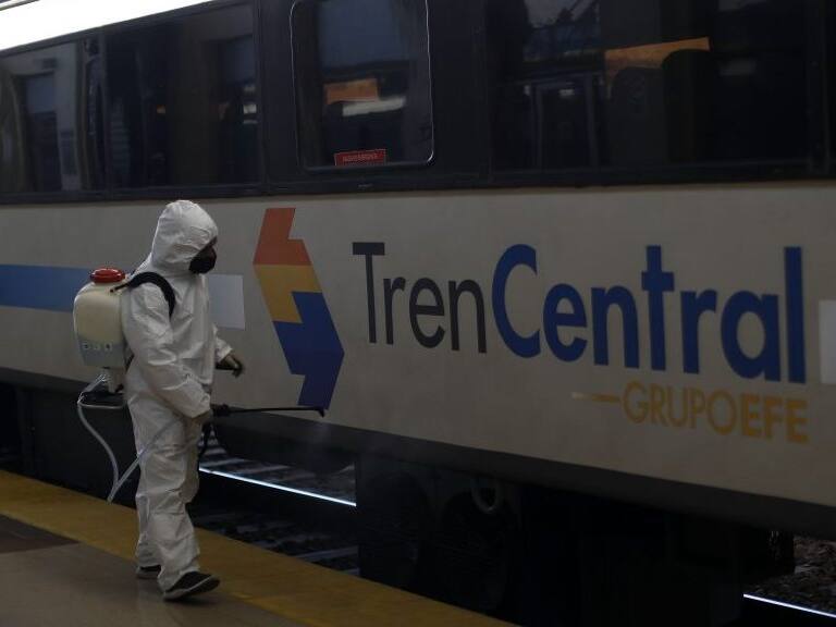 20 de Agosto de 2020/SANTIAGO Personal Sanitario realiza labores de desinfeccin, durante una visita inspectiva de las autoridades al tren Alameda Ð Chilln para conocer las medidas sanitarias que se implementarn a partir de este viernes, cuando reanude sus viajes. Dentro de ellas, se contemplan la sanitizacin de maletas y equipos de ozono que limpian el aire.
FOTO:Cristobal Escobar/Agencia UNO