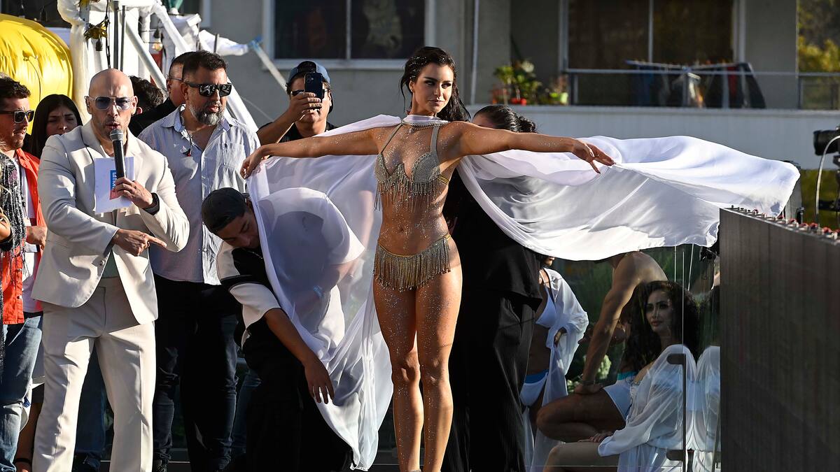 Con dorado completo: así fue el piscinazo de Emilia Dides en Viña 2025
