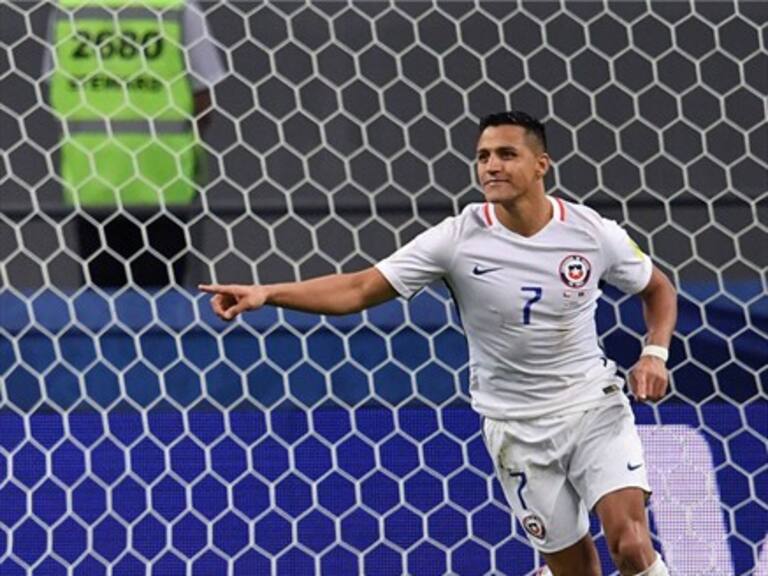 Alexis Sánchez posó junto a su estatua en Tocopilla