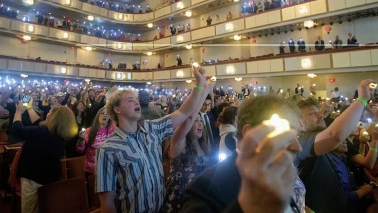 Las imágenes de la vigilia en honor a Charlie Kirk: miles de personas se reunieron para recordar al activista asesinado