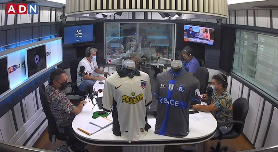 En Los Tenores de ADN en este 30 de diciembre, nuestros panelistas hablaron de las últimas novedades en el mercado de pases y sobre un destacado del 2021 en el fútbol chileno: Ben Brereton.
PUBLICIDAD
Juan Cristóbal Guarello, Luka Tudor, Rodrigo Hernández, Cristián Cavieres y Manuel Fernández tuvieron la posibilidad de analizar el desempeño goleador de “Big Ben”.
Además, se enteraron en torno al proceso que está siguiendo Blanco y Negro en torno al proceso de contratación del delantero que solicitó Gustavo Quinteros.
LEER TAMBIÉN
Imagen post
O’Higgins presentó a Alexis Martín Arias, Juan Fuentes, Sebastián Ubilla, Diego Fernández y Diego Carrasco como los primeros refuerzos para el 2022
Jue 30 Dic 2021
Imagen post
Sin mucho “celeBron”: Este jueves es el cumpleaños de LeBron James y llega en un particular momento
Jue 30 Dic 2021
En Los Tenores de ADN también conversaron tras las primeras palabras que tuvo Jeisson Vargas como nuevo jugador de Universidad de Chile.
También supieron de las movidas y posibles salidas en el mercado de pases en Primera División y Primera B, incluyendo la partida de Edson Puch desde Universidad Católica a Deportes Iquique.
Revisa íntegramente acá el último capítulo de Los Tenores en ADN Deportes en este 30 de diciembre y no te pierdas ningún detalle del programa.
