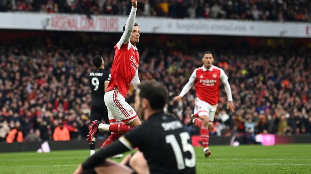 Arsenal vence a último minuto al Bournemouth para consolidarse como líder de la Premier League