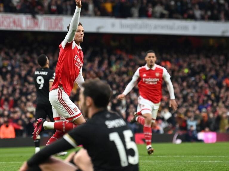 Arsenal vence a último minuto al Bournemouth para consolidarse como líder de la Premier League