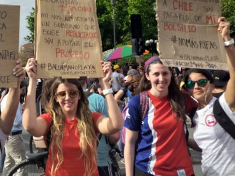 Jugadoras de la selección chilena de balón playa femenino adhirieron a las manifestaciones