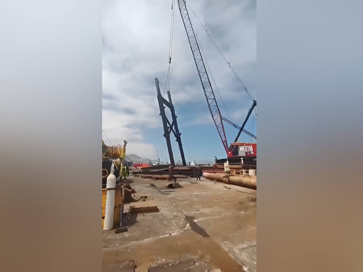 Impactante caída de grúa en Antofagasta: el operador se salva de milagro