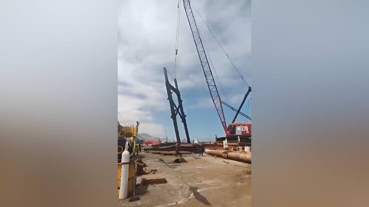 Impactante caída de grúa en Antofagasta: el operador se salva de milagro