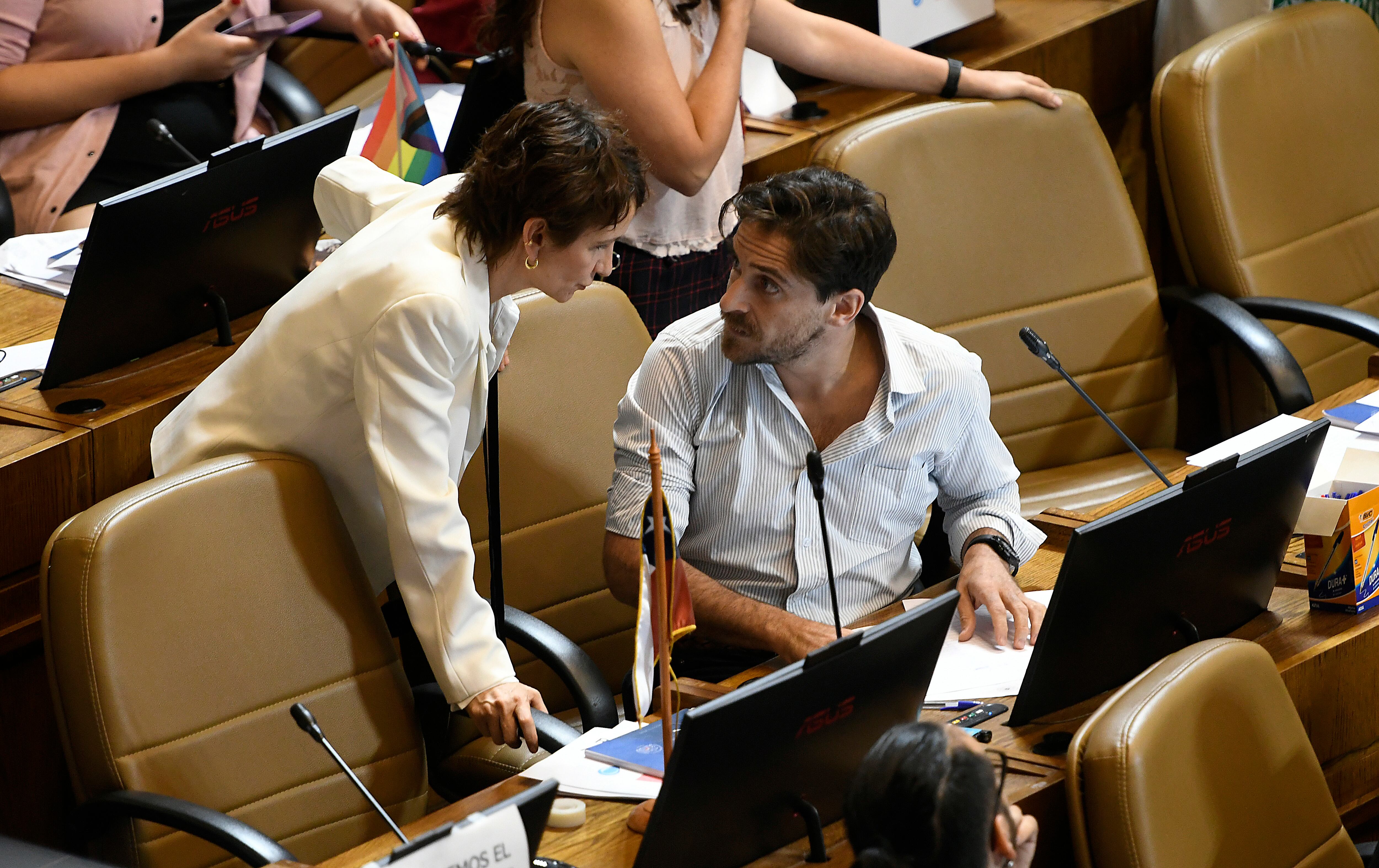 21 de MARZO/ VALPARAISOCarolina Toha conversa con Gonzalo Winter   , durante la sesión de la cámara de diputados en el congreso nacional de Valparaiso.FOTO: PABLO OVALLE ISASMENDI/AGENCIAUNO