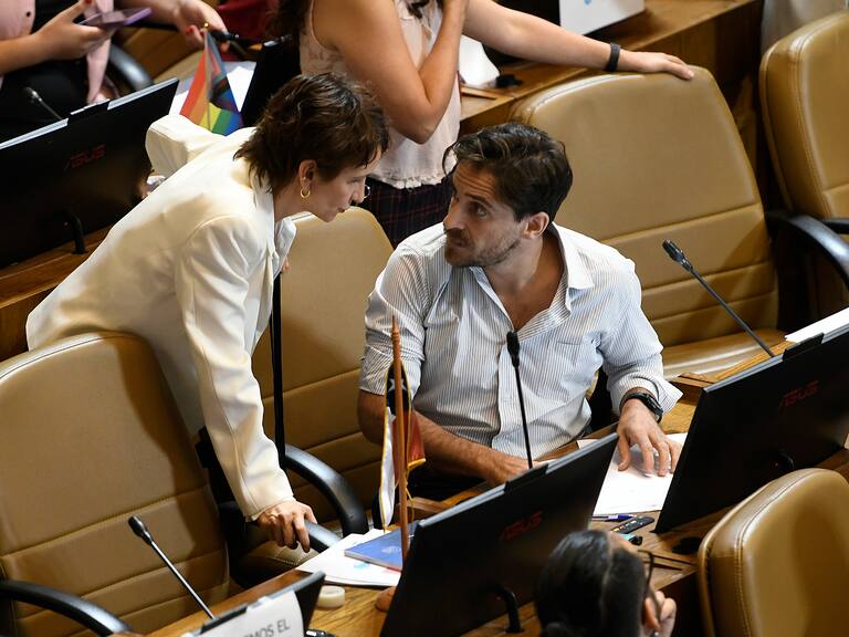 21 de MARZO/ VALPARAISO
Carolina Toha conversa con Gonzalo Winter , durante la sesión de la cámara de diputados en el congreso nacional de Valparaiso.
FOTO: PABLO OVALLE ISASMENDI/AGENCIAUNO