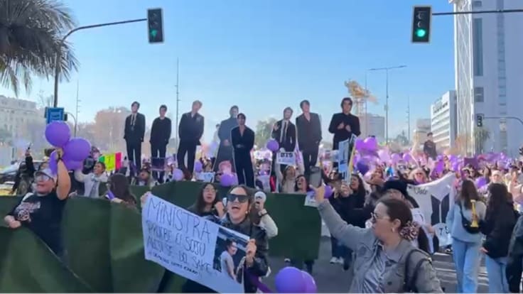 ARMY protesta en diversos puntos de Chile por incertidumbre del concierto de BTS: esto es lo que exigen las fans