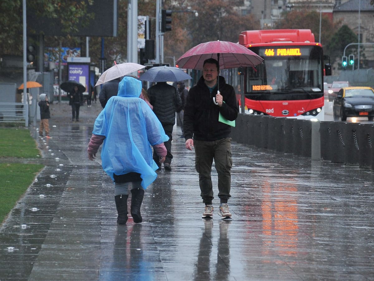 Lluvia en Santiago: Cuánta agua podría caer en la capital de Chile durante abril