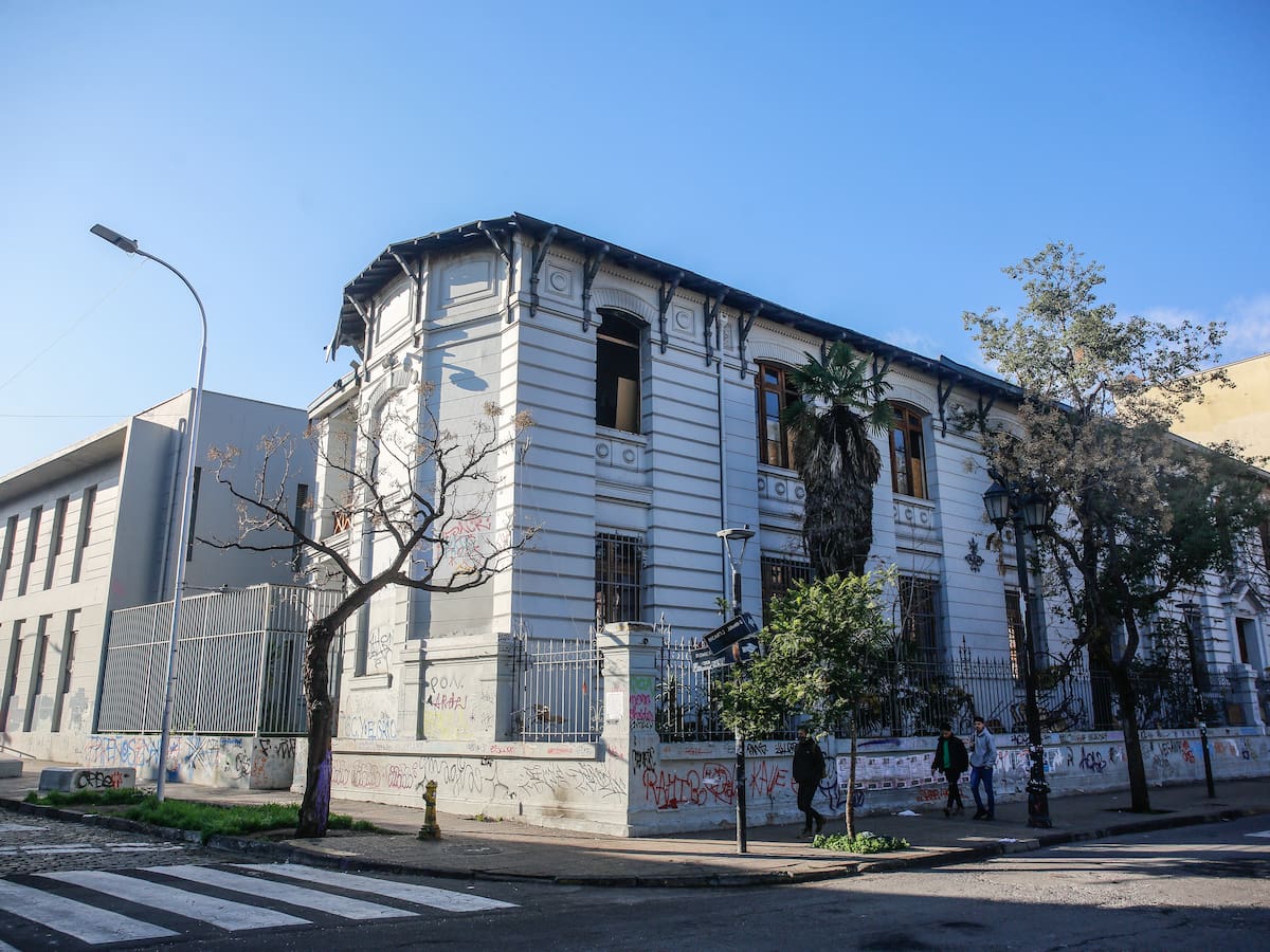 Cerca de 10 estudiantes mantienen tomado el Liceo de Aplicación tras aprobación de proyecto Escuelas Protegidas