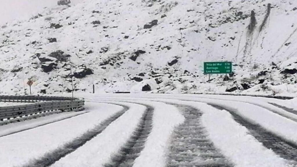 Paso Los Libertadores suspende tránsito este miércoles por nevadas y riesgo en la alta montaña