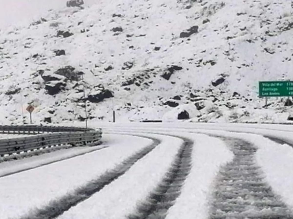 Paso Los Libertadores suspende tránsito por nevadas y riesgo en la alta montaña