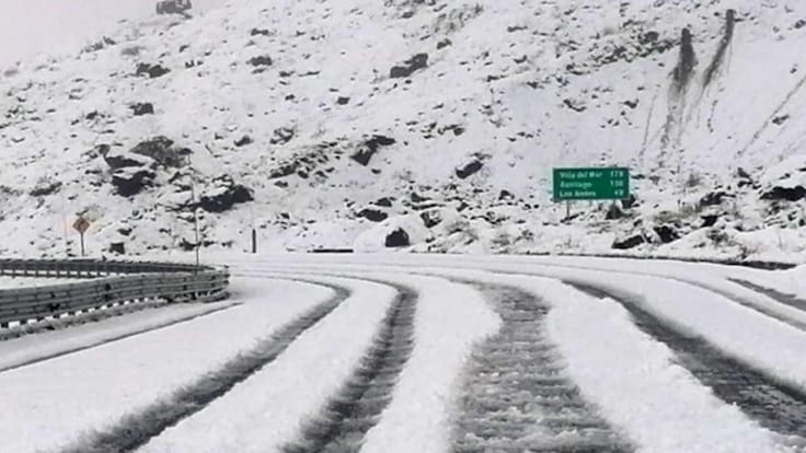 Paso Los Libertadores suspende tránsito por nevadas y riesgo en la alta montaña