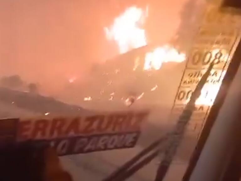 Llantos y desesperación: El impactante video de micro atravesando las llamas del incendio en Quilpué