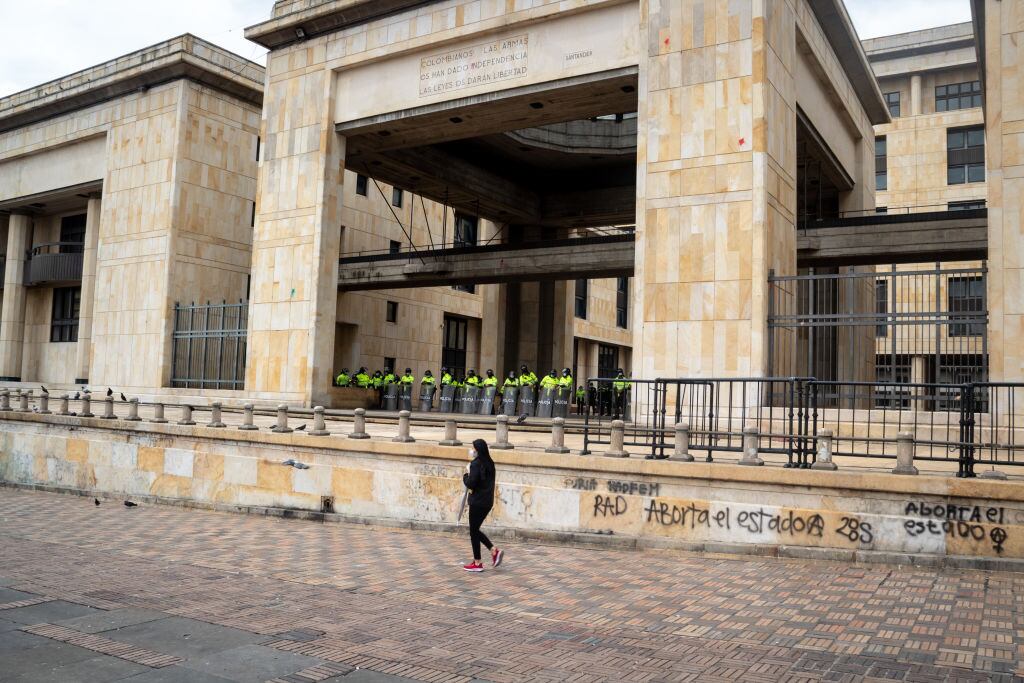 La policía colombiana custodia el palacio de los tribunales en Bogotá