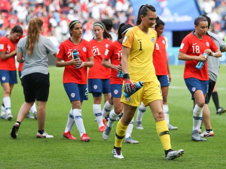 PARIS, FRANCE - JUNE 16: Claudia Endler of Chile  and her team mates walk off at half time of the 2019 FIFA Women&#039;s World Cup France group F match between USA and Chile at Parc des Princes on June 16, 2019 in Paris, France. (Photo by Catherine Ivill - FIFA/FIFA via Getty Images)