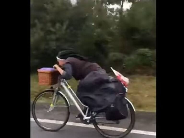 Monja en bicicleta sorprendió en plena carretera en España