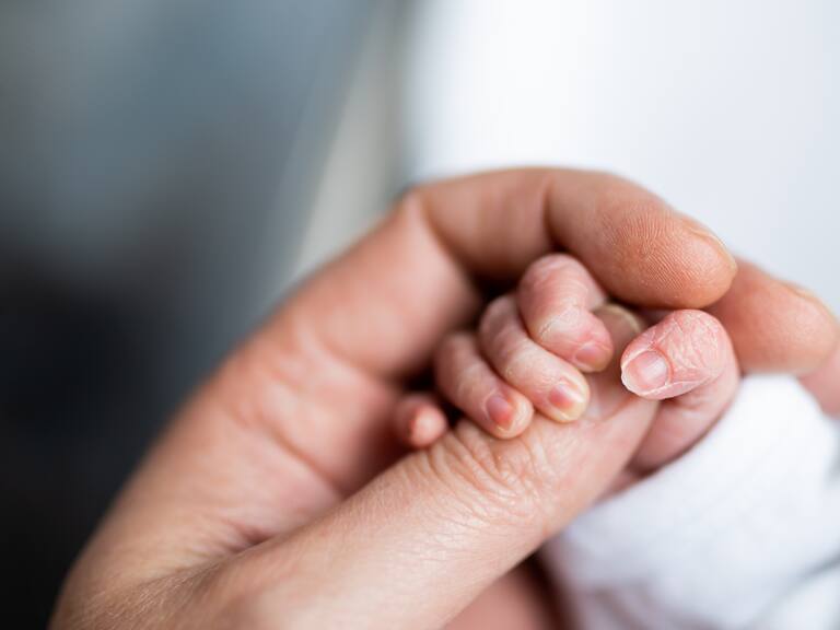 Clínica chilena tendrá que pagar millonaria indemnización: atención negligente dejó a bebé con parálisis cerebral