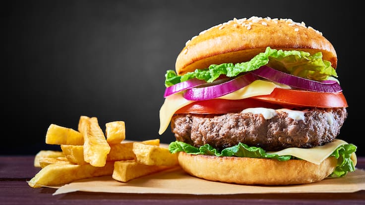 Emblemática cadena de comida rápida se pondría en venta: lleva más de 30 años en Chile