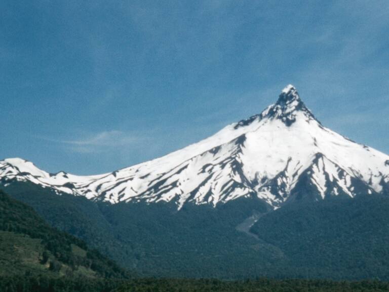 Detectives y Servicio Médico Legal realizan peritajes a cuerpos de militares encontrados en el volcán Puntiagudo en Osorno