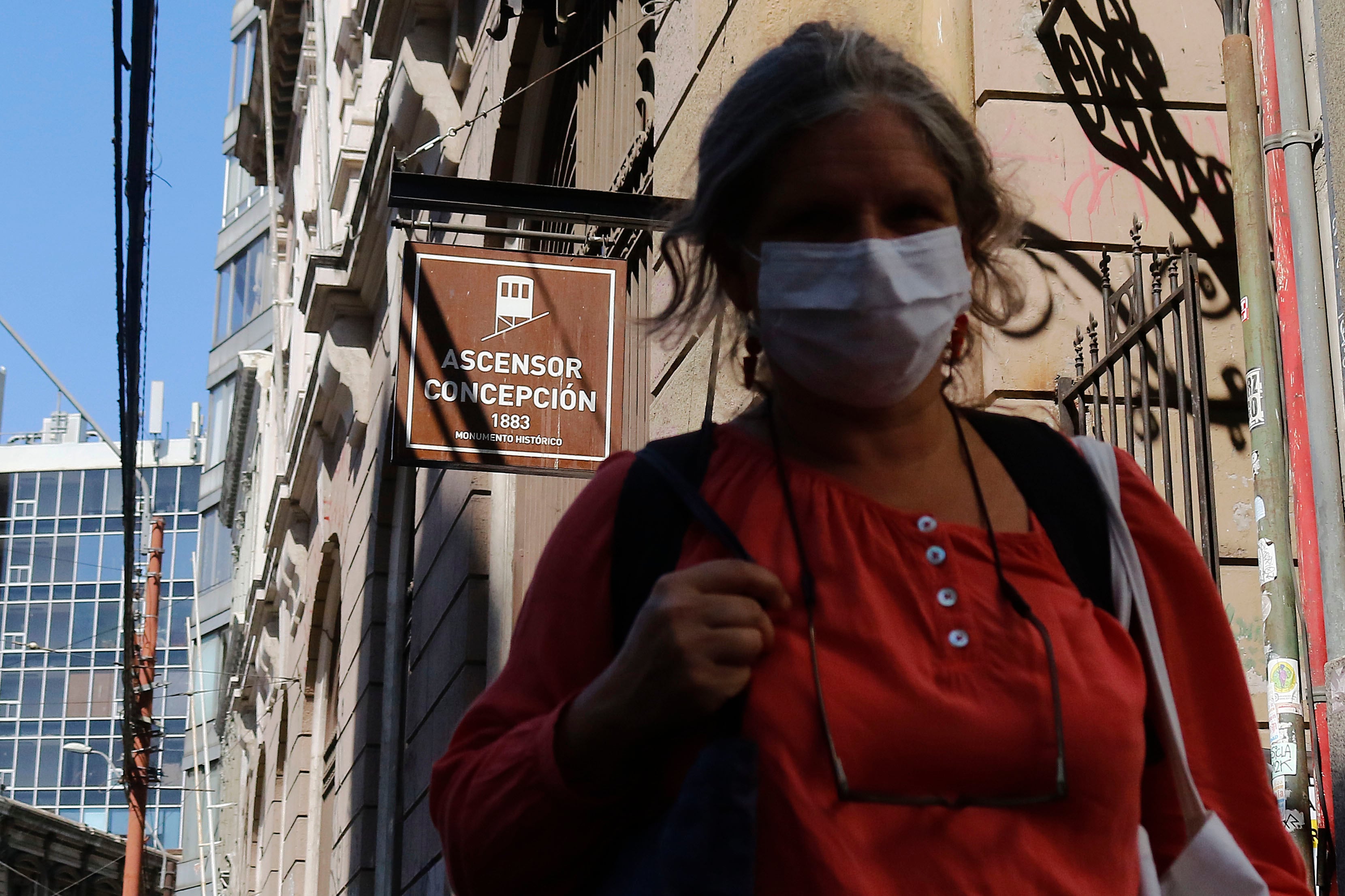 18 DE MARZO DE 2020/VALPARAISO
Una mujer con una mascarilla camina por el acceso a la estacion inferior del ascensor Concepcion, el dia en donde el municipio de Valparaiso ordenó el cierre temporal del servicio de ascensores en la ciudad. Esto, para prevenir un aumento de contagios del Coronavirus. En la region, se registran cuatro casos confirmados de la pandemia.

FOTO: LEONARDO RUBILAR CHANDIA/AGENCIAUNO